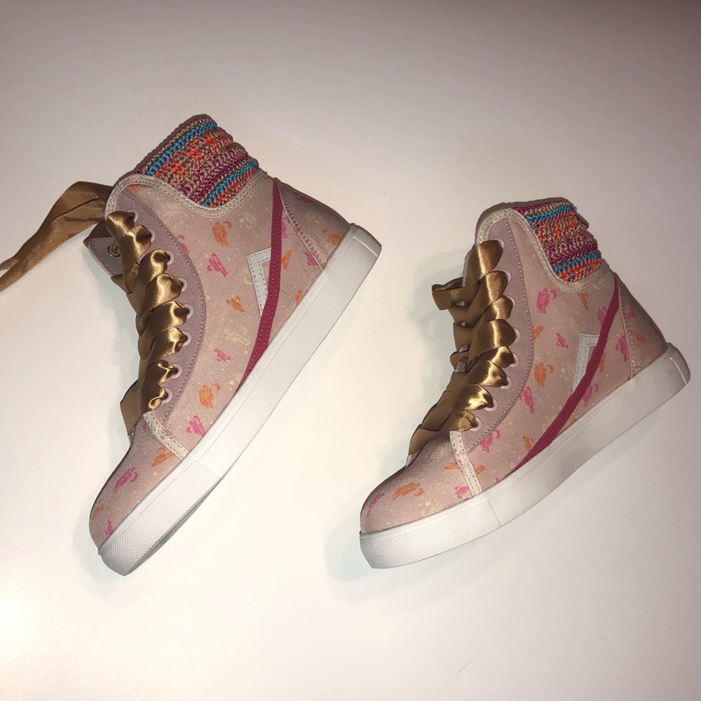 Ribbon lace high tops